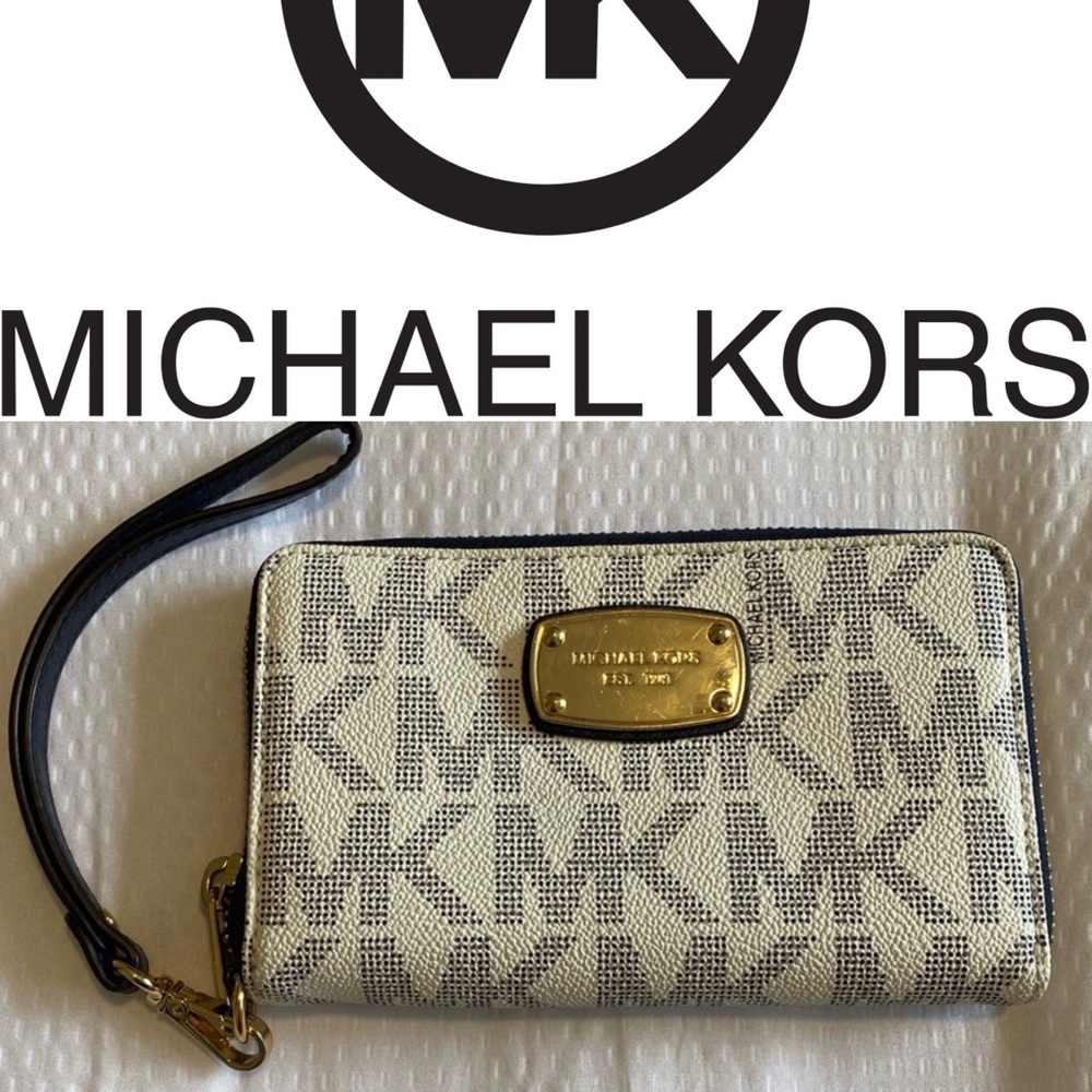 Michael Kors Jet Set Logo Smartphone Wristlet.